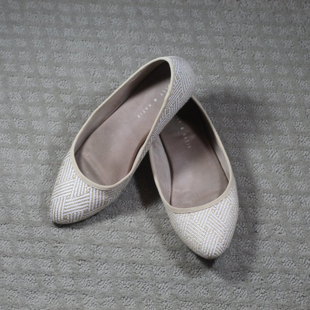 Super Cute! Kelly & Katie Size 8M Tan & White Woven Almond Toe Flats